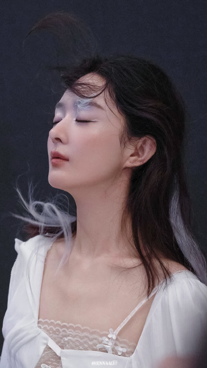 赵丽颖再登杂志封面，魅力不减-赵丽颖最新杂志封面亮相，展现女神风采