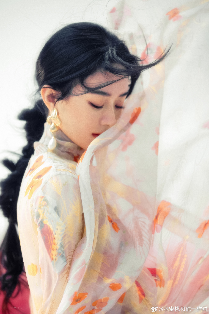 赵丽颖再登杂志封面，魅力不减-赵丽颖最新杂志封面亮相，展现女神风采